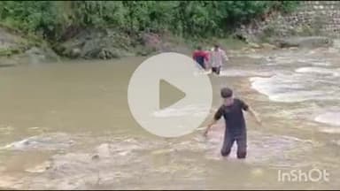 राजगढ़ी: पुलिया बहने के बाद कमल नदी को पार कर नगदी फसलों को सड़क तक पहुंचा रहे तलड़ा के ग्रामीण, एक-दूसरे का हाथ पकड़कर