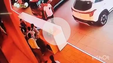 गोपालगंज: माधोमठ गांव स्थित कार शोरूम में घुसकर लोगों ने की मारपीट, सीसीटीवी में कैद हुई तस्वीर, पुलिस जांच में जुटी