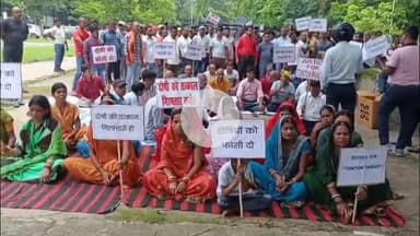 कोडरमा: गुमो के इंद्रजीत पांडेय की मौत का खुलासा न होने पर परिजनों का समाहरणालय में धरना, सीआईडी जांच की मांग