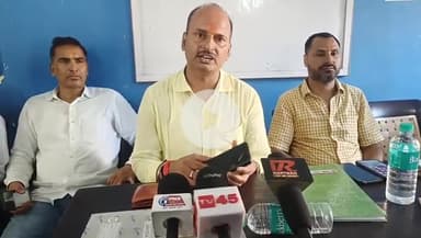 धनवार: राजधनवार माँ सरस्वती पुस्तकालय  संस्थापक सह खोरीमहुआ के पूर्व एडीएम धीरेन्द्र कुमार सिंह ने पुस्तकालय के सदस्यों के साथ