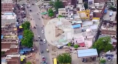 प्रतापगढ़: आगामी त्योहारों के मद्देनजर सुरक्षा व्यवस्था को प्रभावी बनाने के लिए शहर के चौक घंटाघर से ड्रोन कैमरों से की गई निगरानी