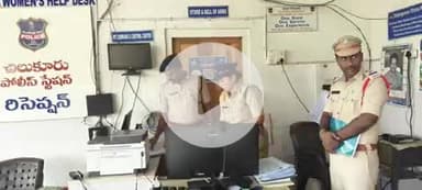 చిలుకూరు: చిలుకూరు మండల పోలీస్ స్టేషన్ను తనిఖీ చేసే రికార్డులు పరిశీలించి పోలీస్ సిబ్బందికి పలు సూచనలు చేసిన ఎస్పి నరసింహ
