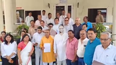 झांसी: BKD के कोठारी हॉल को खाली कराने के लिए पुरातन छात्रों ने कलेक्ट्रेट कार्यालय में जिलाधिकारी को सौपा ज्ञापन#jansamasya