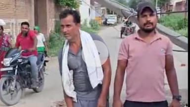 अमरोहा: अमरोहा के मोहल्ला मोती शाह तकिया में दो दिन से सड़क पर टूटे पड़े बिजली के पोल, मोहल्ले वाले परेशान