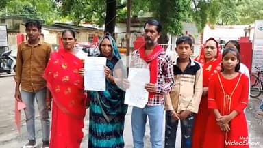 मिर्ज़ापुर: सबरी निवासी महिलाओं ने कलेक्ट्रेट में डीएम को सौंपा ज्ञापन, लेखपाल पर सही तरीके से नापी न करने का मामला