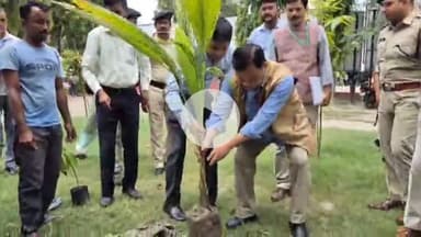 बेतिया: समाहरणालय परिसर में राष्ट्रीय अनुसूचित जनजाति आयोग के सदस्य निरूपम चाकमा की अध्यक्षता में समीक्षा बैठक संपन्न