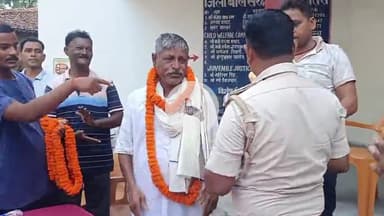 प्रतापपुर: प्रतापपुर में सेवानिवृत्त चौकीदार को दी गई विदाई