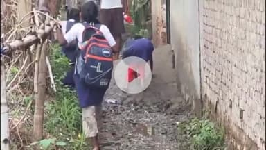 जगदीशपुर: अरैला वार्ड 13 में सड़क पर जल जमाव से छात्रों को आने-जाने में परेशानी, चप्पल हाथ में लेकर गुजरते हैं