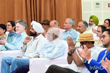 देहरादून: सीएम धामी ने शासकीय आवास में फोटोग्राफर भूमेश आरती की बुक 'एरियल विस्ताज़' का किया विमोचन