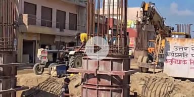 बागपत: दिल्ली के रेलवे अधिकारियों ने टटीरी रेलवे ओवरब्रिज निर्माण का निरीक्षण किया, वरिष्ठ इंजीनियर से प्रगति रिपोर्ट प्राप्त की