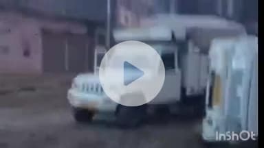 भाटपार रानी: भटनी में रेलवे गेट नंबर 115 के पास पलटी पिकअप, बारिश से बना खतरनाक रास्ता