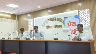 बेतिया: जिलाधिकारी ने समाहरणालय में प्रेस कॉन्फ्रेंस कर मतदान केंद्रों के युक्तिकरण की जानकारी दी