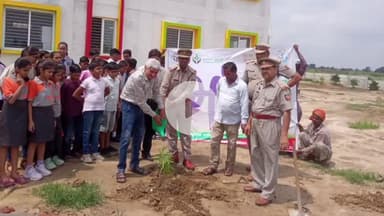 जलेसर: जलेसर क्षेत्र के सेम्फोर्ड फ्यूचर इस्टिक स्कूल में वन महोत्सव के तहत 'मां' के नाम पेड़ लगाने का कार्यक्रम आयोजित हुआ