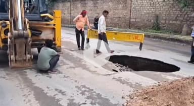 तानसेन: ग्वालियर: चेतकपुरी रोड फिर धंसी, वीडियो वायरल