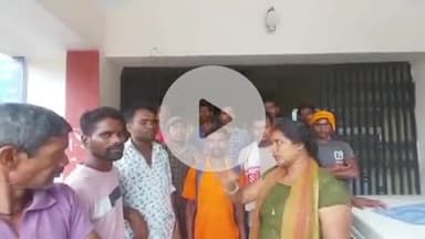 गुमला: दिहाड़ी मजदूरों की समस्याओं को लेकर झारखंड प्रतिज्ञा महिला एसोसिएशन की अध्यक्ष ने डीसी को ज्ञापन सौंपा