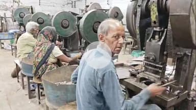 कोल: जिले में सावन के चलते बनाये जा रहे घुँघरू, घंटी और डाक कावड़, देशभर से हो रही भारी डिमांड