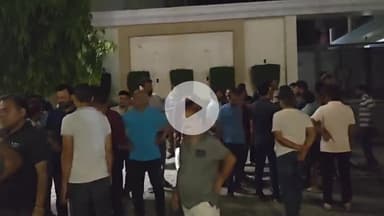 झांसी: गणेश कॉलोनी के बिल्डर पर मूलभूत सुविधाएं छीनने का आरोप, कॉलोनीवासियों ने मेडिकल स्थित बिल्डर के ऑफिस पर किया प्रदर्शन