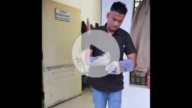 झांसी: झांसी के हीरोज ग्राउंड के कार्यालय में निकला विष खापड़ा, टीम ने रेस्क्यू कर पकड़ा, वीडियो आया सामने