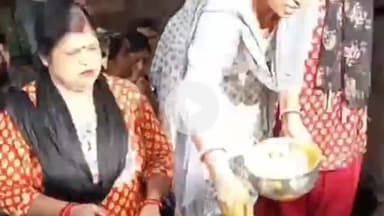 कांके: राजभवन के पास झारखंड अंगीभूत महाविद्यालय अनुबंध शिक्षकेत्तर कर्मचारी मोर्चा ने पकौड़े बेचकर जताया विरोध