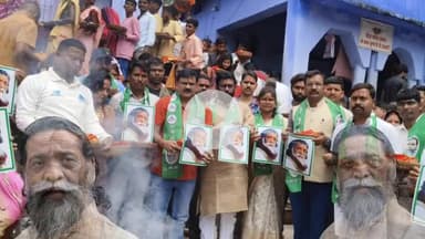 लातेहार JMM के द्वारा माँ नगर भगवती के दरबार में दीशोम गुरु शिबू सोरेन जी को दीर्घायु एवम् जल्द स्वस्थ होने की कामना की