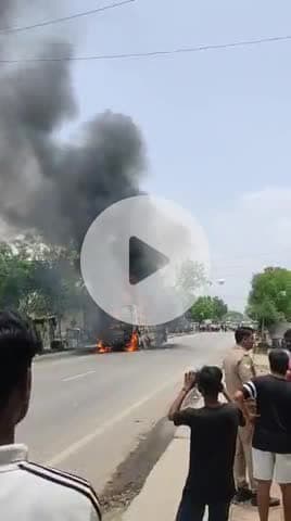 *जौनपुर ब्रेकिंग*

*दिल्ली से वाराणसी जा रही टूरिस्ट बस में डीजल टैंक में रिसाव के कारण अचानक लगी आग,धू धू कर बस बनी आग का गोला*

*टूरिस्ट बस में सवार 14 सवारियों ने किसी तरह से बस से कूद कर