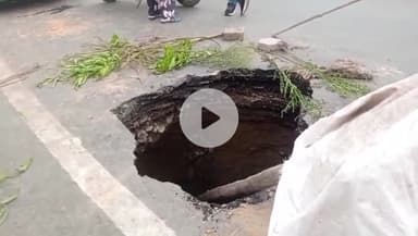 देहरादून: वन विकास निगम के पास अचानक 15 फुट धंसी सड़क, आम जन को हो रही परेशानी