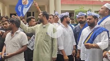 झांसी: झांसी में आजाद समाज पार्टी ने DM को सौंपा ज्ञापन, प्राथमिक विद्यालयों को बंद करने व कौशांबी घटना की CBI जांच की मांग