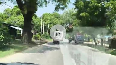 जयसिंहपुर: उघड़पुर चौराहे के करीब सुल्तानपुर रोड पर प्रतिबंधित ओवरलोड बोलोरो गाड़ी खुलेआम फर्राटे भर रही है