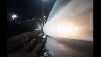 झांसी: लहर की देवी मंदिर रोड पर बिछाई गई पेयजल पाइपलाइन पुलिया के पास अचानक फटी, निकला 20 फुट ऊंचा फव्वारा