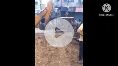 संभल: संभल कस्बा में आलम जुलूस को लेकर तैयारियां शुरू, बुलडोजर ने 3 घंटे में दुकान पर मिट्टी डालकर बनाया रास्ता