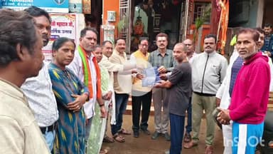 जगदलपुर: नगर निगम जगदलपुर में महापौर संजय पांडे ने सफाई कर्मियों को रेनकोट प्रदान किया