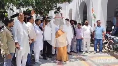 बहराइच: कलेक्ट्रेट कार्यालय पहुंचे जिला कांग्रेस कमेटी के पदाधिकारियों ने किया प्रदर्शन, नगर मजिस्ट्रेट को सौंपा ज्ञापन