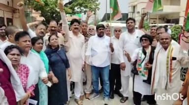 आगरा: कांग्रेस पार्टी ने सरकार के स्कूल बंदी के फैसले के खिलाफ जिला मुख्यालय पर किया प्रदर्शन