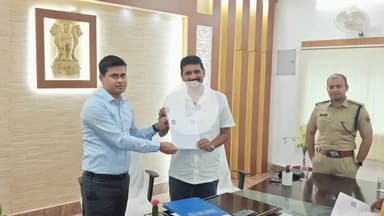 बेतिया: विशेष गहन पुनरीक्षण 2025 में राजनीतिक दल सहयोग करें: जिला निर्वाचन पदाधिकारी ने जनप्रतिनिधियों को सौंपा गणना फॉर्म