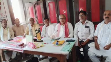 बेतिया: रिक्शा स्टैंड बेतिया में 9 जुलाई को राष्ट्रव्यापी हड़ताल सफल बनाने का आह्वान, किसान-मजदूरों की हुई बैठक