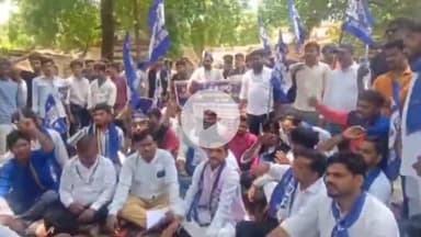 मिर्ज़ापुर: आजाद समाज पार्टी ने 27900 प्राइमरी विद्यालय बंद करने और प्रयागराज में कार्यकर्ताओं पर अत्याचार के खिलाफ किया प्रदर्शन