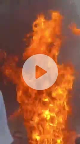 तुलसीपुर: नई बाजार चौक पर एक इलेक्ट्रिक स्कूटी में लगी आग, लोगों ने कड़ी मशक्कत के बाद आग पर पाया काबू