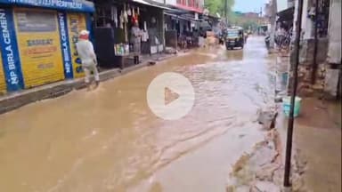 झांसी: बारिश के कारण नारिया बाजार, इतवारीगंज, दरीगरान और कोतवाली की ढाल जैसे इलाकों में सड़कों पर भरा पानी