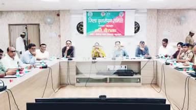 बहराइच: विकास भवन सभागार में डीएम की अध्यक्षता में जिला पर्यावरण समिति की बैठक संपन्न, 75 लाख पौधे रोपित किए जाएंगे