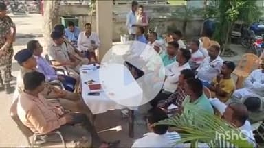 गोपालगंज: मोहर्रम पर्व को लेकर नगर थाना परिसर में शांति समिति की बैठक आयोजित, सदर एसडीओ व एसडीपीओ रहे मौजूद