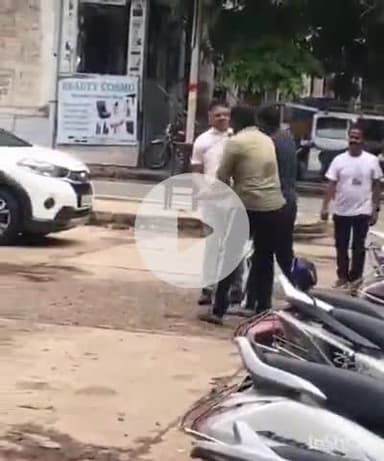 आगरा: संजय पैलेस में पार्किंग के पैसों को लेकर ठेकेदार ने अपने साथियों के साथ मिलकर एक व्यक्ति को पीटा, वीडियो हुआ वायरल