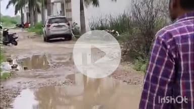 बारां: कोटा रोड न्यू नागेश्वर कॉलोनी के मेन रोड पर गहरे गड्ढों के लिए मिट्टी-ग्रेवल डालने की मांग को लेकर आयुक्त को दिया ज्ञापन