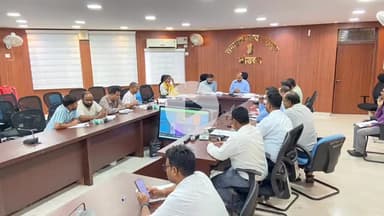 कोडरमा: समाहरणालय सभागार में उपायुक्त ऋतुराज की अध्यक्षता में ग्रामीण विकास योजनाओं की समीक्षा बैठक आयोजित