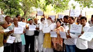 कन्नौज: स्कूल मर्जर के विरोध में कांग्रेस ने कलेक्ट्रेट में किया प्रदर्शन