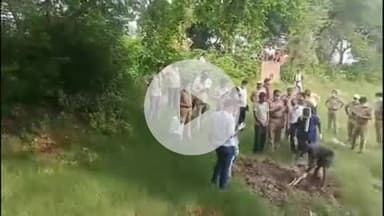 प्रतापगढ़: पीथमपुर से गायक किशोरी का शव घर से 200 मीटर दूर तालाब के किनारे दफनाया मिला, पुलिस ने भेजा पोस्टमार्टम के लिए