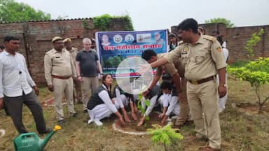 करहल: करहल क्षेत्र में वन महोत्सव सप्ताह कार्यक्रम का आयोजन, वन विभाग अधिकारी और स्कूल के प्रिंसिपल रहे मौजूद