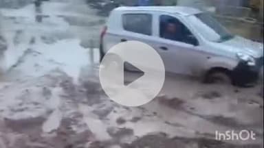 बारां: मांगरोल रोड पर कीचड़ में फंसी कार, कीचड़ भरी राह से वाहन चालकों को हो रही परेशानी