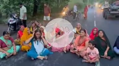 झांसी: बरुआसागर में 3 दिन से बिजली आपूर्ति ठप होने से परेशान महिलाओं ने सड़क पर लगाया जाम, मौके पर पहुंची पुलिस