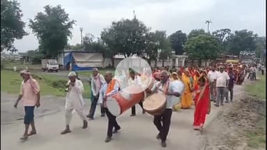 कटकमदाग: सांसद तीर्थ दर्शन" के तहत घर लौटे श्रद्धालुओं का ढोल बाजे के साथ किया गया स्वागत