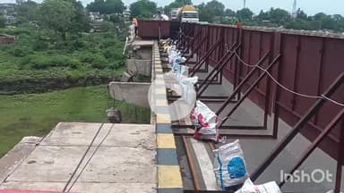 धरमपुरी: संजय सेतु पुल से नीचे नर्मदा नदी में गिरा था कंटेनर,एक महीने के बाद भी नहीं बन पाई टूटी रेलिंग,रोजाना लगता #jansamasya
